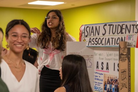 Zara Baig, president of the Asian Students Association, shouts at the top of her lungs in Café Lab to encourage students to sign up for ASA. Besides the annual club shopping fair in the cafeteria, clubs could also advertise themselves with a 30-second video during the assembly period.