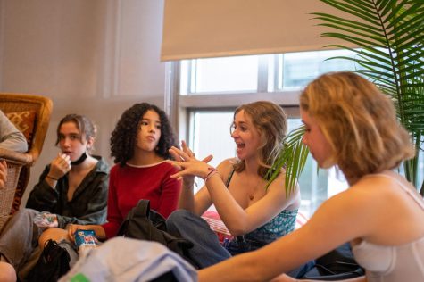 EXPANDING FEMINISM. Juniors Santana Romero, Norie Kaufman-Sites and Stella Sturgill converse during an Intersectional Feminism club meeting on Oct. 24. Intersectional Feminism club focuses on the empowerment of groups that are marginalized.