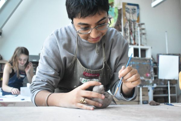 Junior Maven Alavi works on a project for his second period ceramics class. Many U-High students and teachers feel like art has become an afterthought and that finding time to work creatively is difficult.