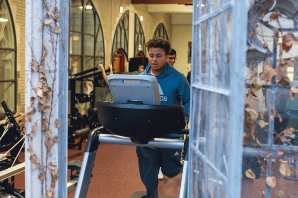 SWEAT IN SWEATS. As part of his Winter Arc fitness routine junior Zuri Cosey Gay runs on the treadmill in the fitness center. The term Winter Arc was inspired by storytelling character development “arcs” to emphasize the personal growth and transformation aspects of the trend.